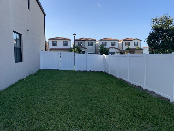 PVC Fence 5 - For a free estimate call 561.318.4788